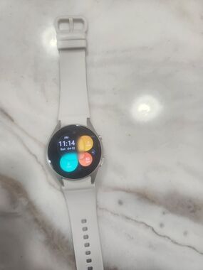 White Smartwatch with Silicone Band - Round Touchscreen Fitness Watch